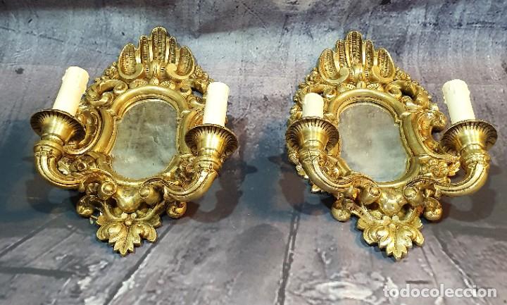Antig&uuml;edades: PAREJA DE APLIQUES DE BRONCE CON ESPEJO - Foto 2
