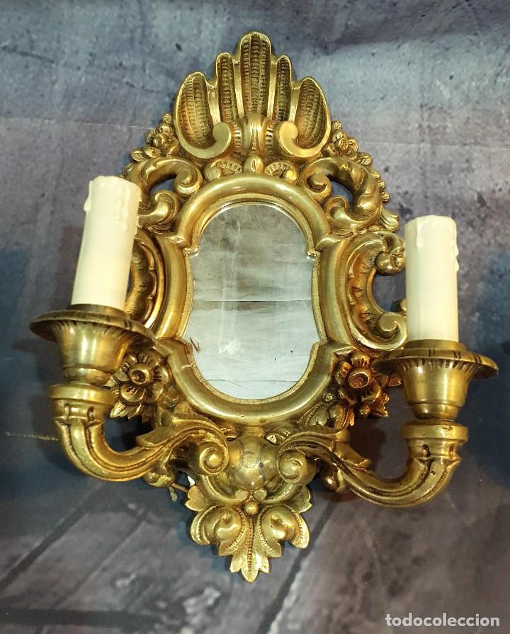 Antig&uuml;edades: PAREJA DE APLIQUES DE BRONCE CON ESPEJO - Foto 3