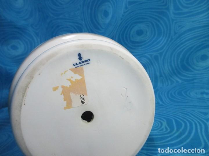 Antig&uuml;edades: PORCELANA LLADRO, MUJER CON COPA - Foto 8