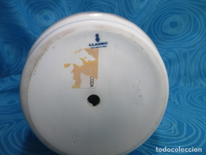 Antig&uuml;edades: PORCELANA LLADRO, MUJER CON COPA - Foto 9