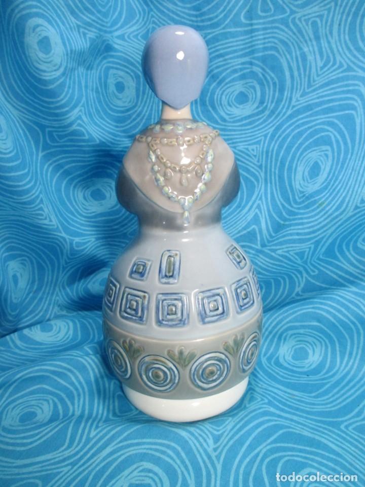 Antig&uuml;edades: PORCELANA LLADRO, MUJER CON COPA - Foto 5