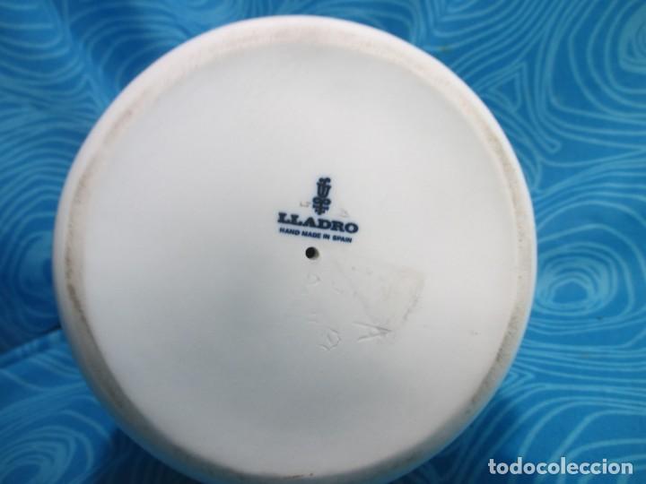 Antig&uuml;edades: PORCELANA LLADRO, MUJER CON COPA - Foto 8