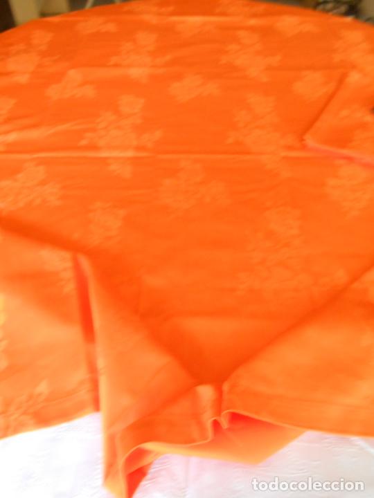 Antigüedades: Manteleria de Algodon 100% damasco.100 x 150 cm con 6 Servilletas.Color Naranja Años 80.Nuevo - Foto 16 - 251360050