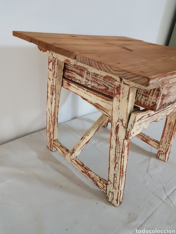 Antig&uuml;edades: Mesita rustica en blanco y rojo roto - Foto 3