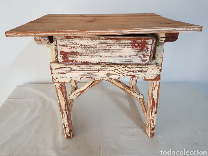Antig&uuml;edades: Mesita rustica en blanco y rojo roto - Foto 1