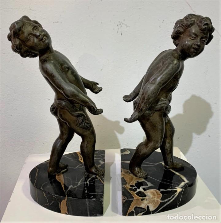 Antig&uuml;edades: Pareja de apoyalibros. Amorcillos sobre m&aacute;rmol.