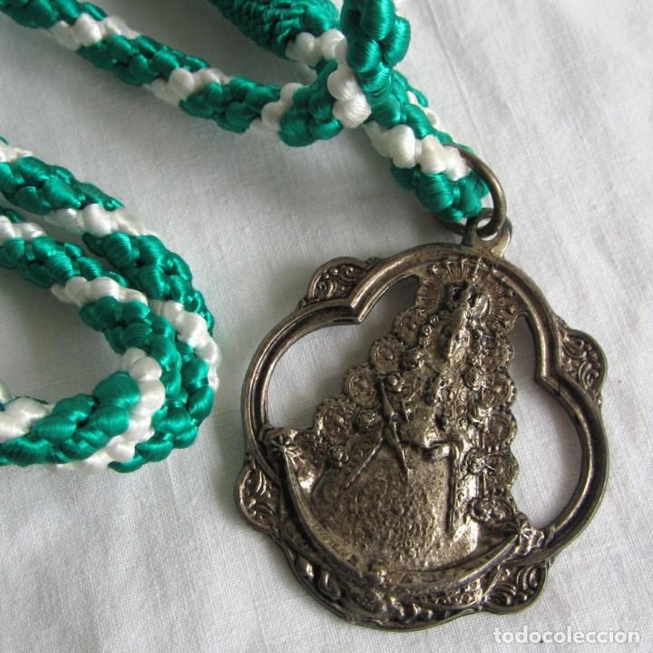 Antig&uuml;edades: Medalla de la Virgen del Rocio con cord&oacute;n - Foto 1