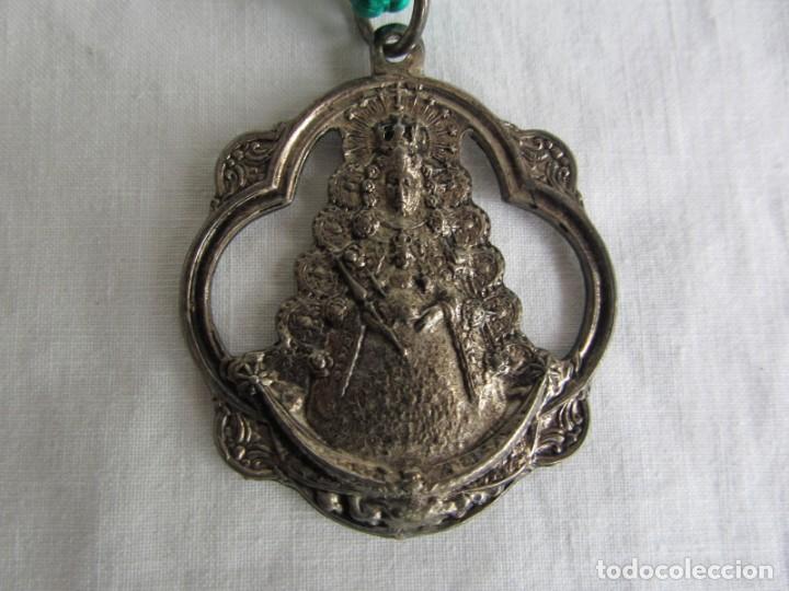 Antig&uuml;edades: Medalla de la Virgen del Rocio con cord&oacute;n - Foto 2