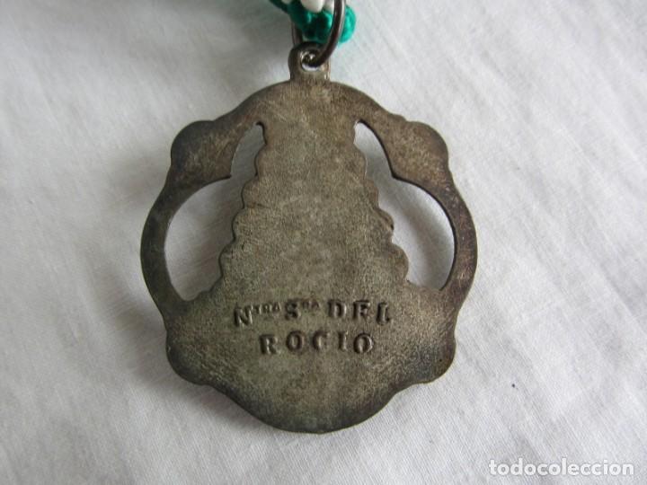 Antig&uuml;edades: Medalla de la Virgen del Rocio con cord&oacute;n - Foto 3