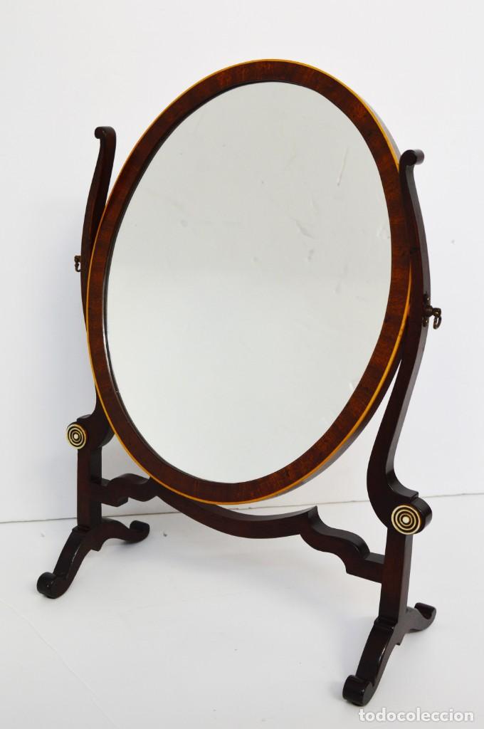 Mueble tocador con espejo realizado en madera de caoba con marquetería.