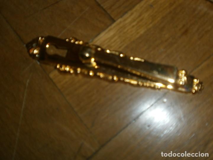 Antig&uuml;edades: Pareja de tiradores mueble con bocallave bronce sobredorado nuevos Viola Spain 11X2.5 cm.