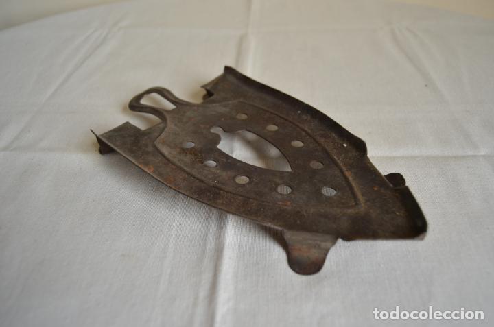 Antig&uuml;edades: Plancha de hierro antigua - Foto 3