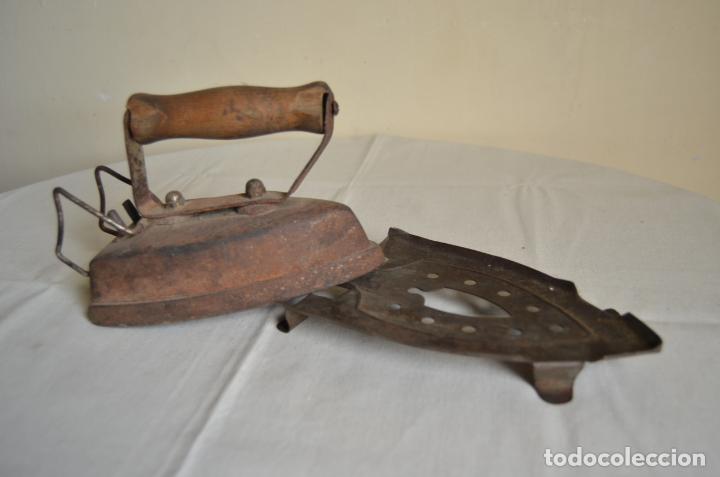 Antig&uuml;edades: Plancha de hierro antigua - Foto 1