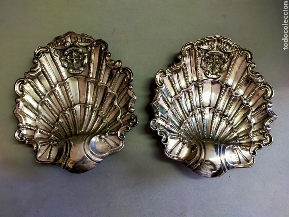 Oggetti Antichi: PAREJA DE SALVILLAS DE PLATA CON FORMA DE CONCHA Y CRUZ DE SANTIAGO, HECHAS A MANO, S XVIII-S XIX.