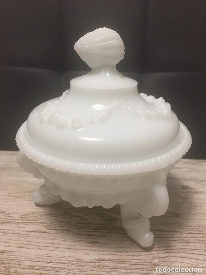Antig&uuml;edades: BOMBONERA CARAMELERA OPALINA BLANCA - Foto 1
