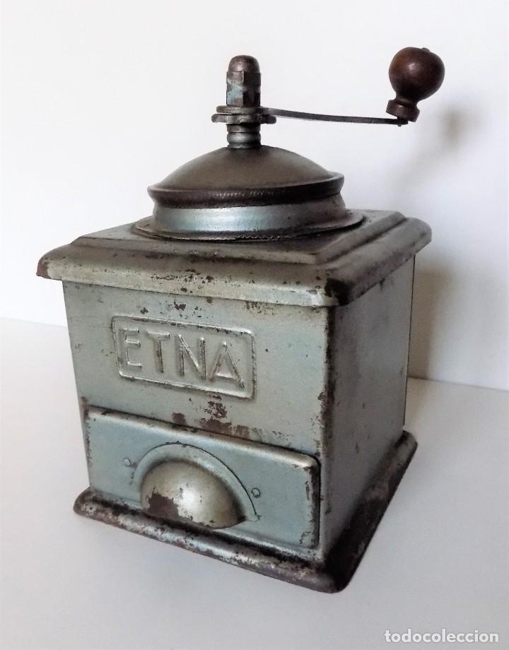Antig&uuml;edades: MOLINILLO DE CAF&Eacute; MET&Aacute;LICO MARCA ETNA. -MODELO GRANDE PINTADO AZUL- ESPA&Ntilde;A. CA. 1950