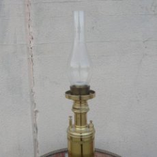 Antigüedades: LAMPARA DE SOBREMESA, BASE DE BRONCE RECIPIENTE DE PETROLEO