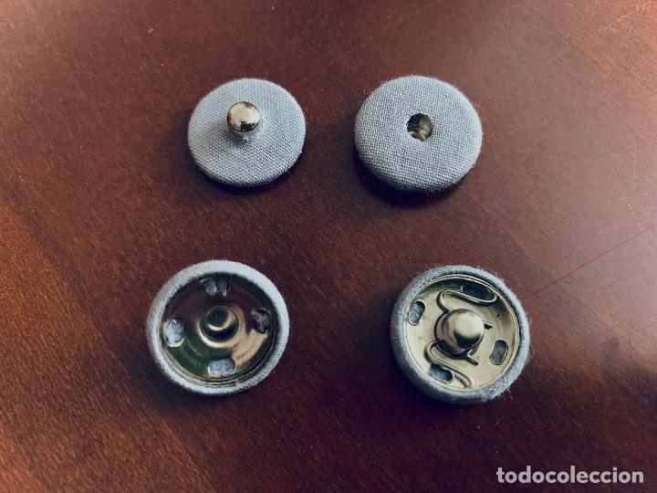 Antigüedades: 2 Botones Automaticos de presión. Forrados de tela gris claro. 15 mm - Foto 2 - 252172220