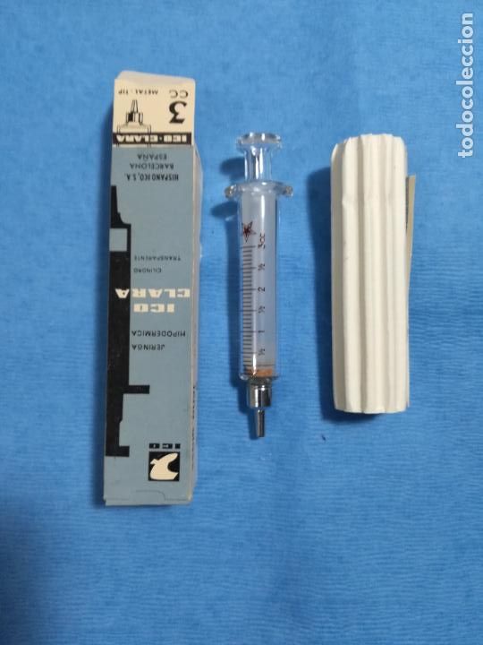 Antiquit&eacute;s: Manufacturas quir&uacute;rgicas. Jeringa de cristal