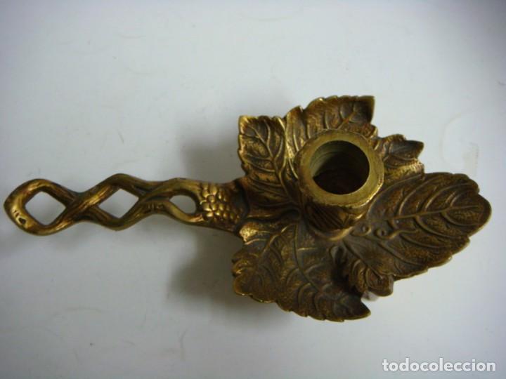 Antig&uuml;edades: PORTAVELAS CON BRANZO ANTIGUO EN BRONCE (&) - Foto 2