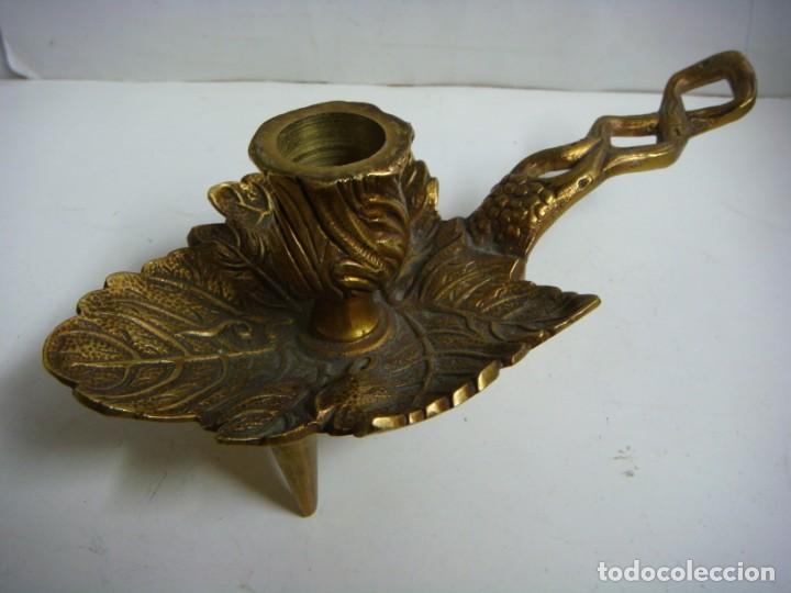 Antig&uuml;edades: PORTAVELAS CON BRANZO ANTIGUO EN BRONCE (&) - Foto 1