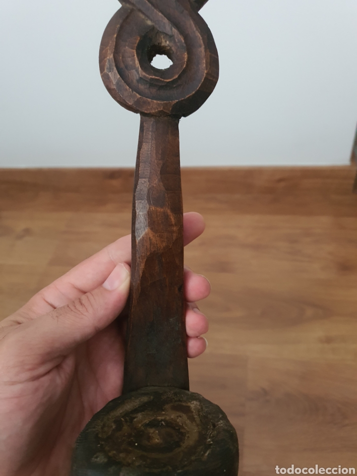 Antig&uuml;edades: antiguo portavelas de madera talladas . - Foto 3