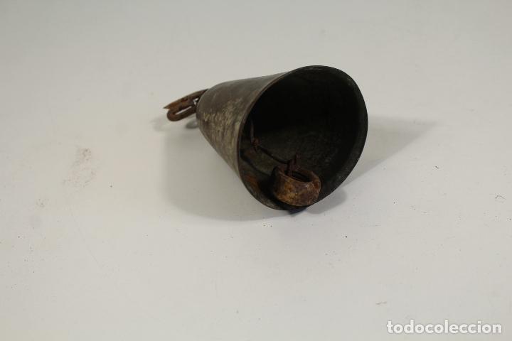 Antig&uuml;edades: antigua campana de bronce - Foto 2