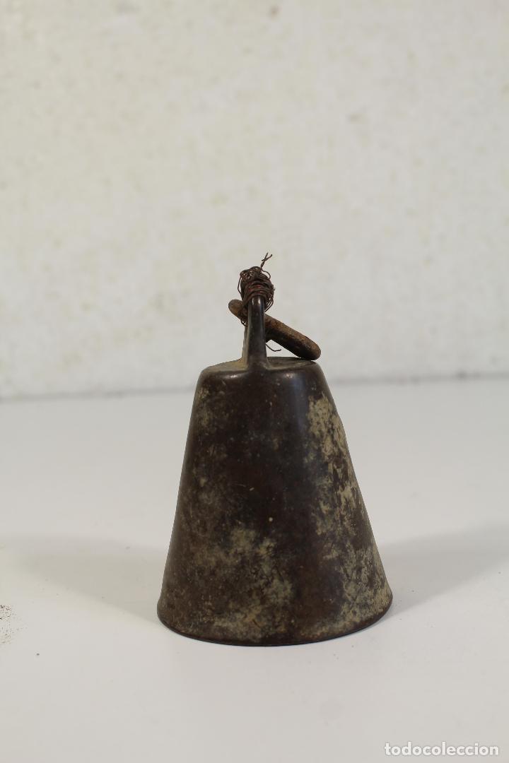 Antig&uuml;edades: antigua campana de bronce - Foto 3