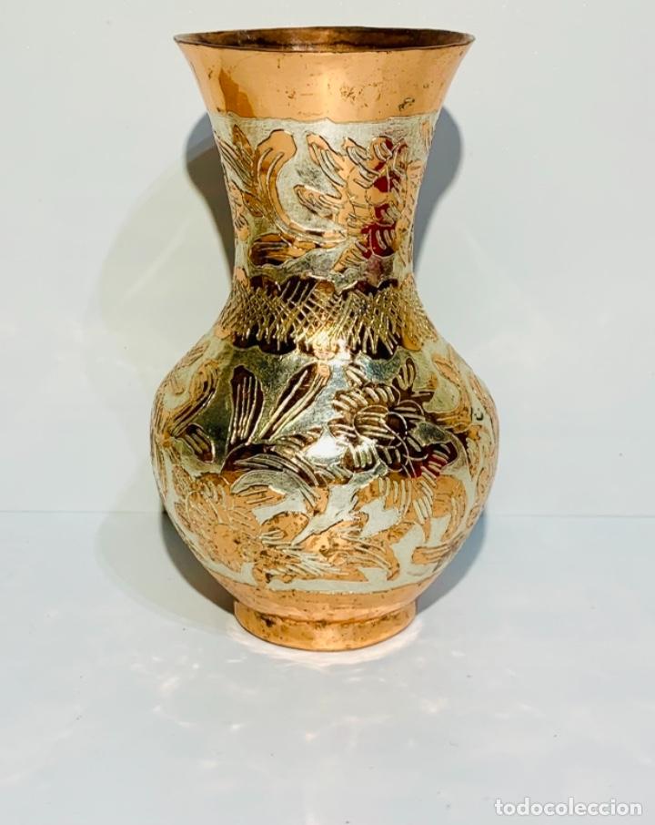 Antigüedades: Antiguo pequeño jarrón Cobre vivo muy ornamentado y trabajado. Calidad. - Foto 1 - 252455855