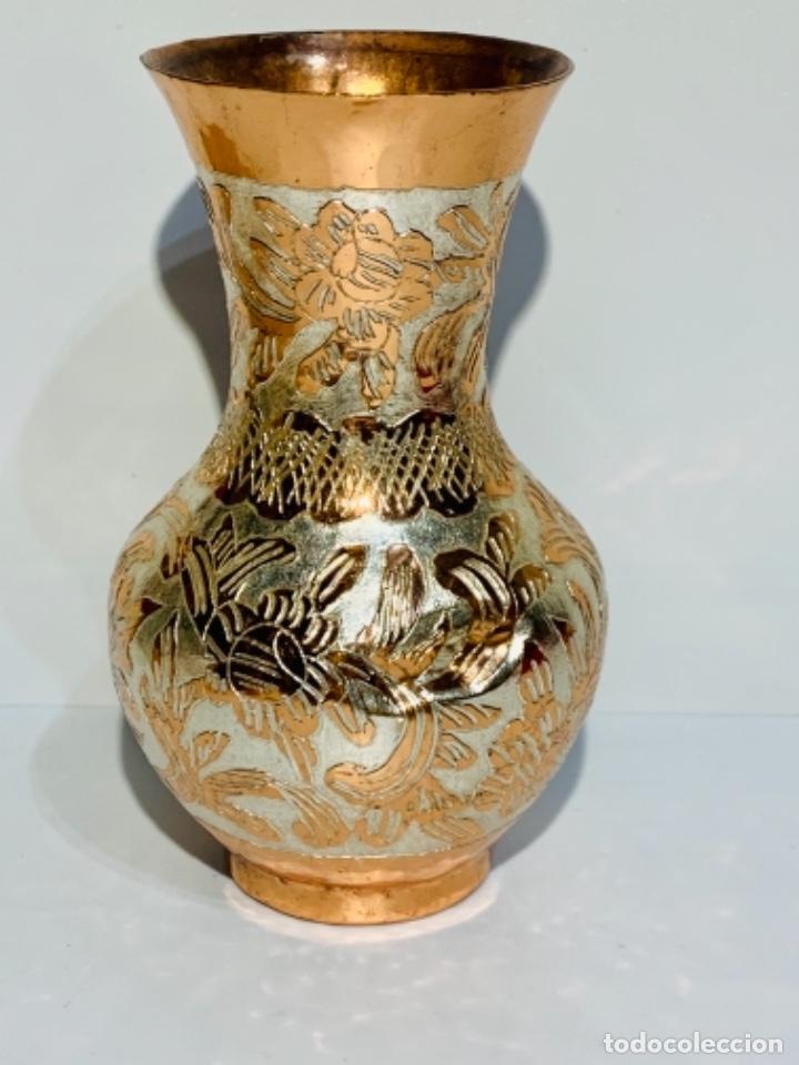 Antigüedades: Antiguo pequeño jarrón Cobre vivo muy ornamentado y trabajado. Calidad. - Foto 2 - 252455855