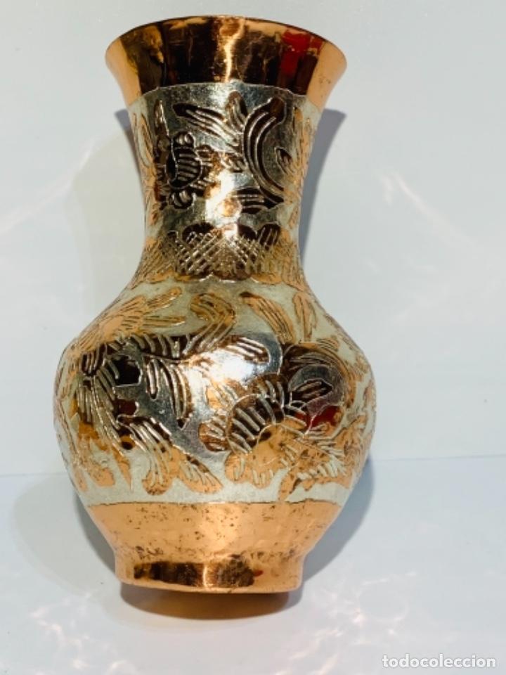 Antigüedades: Antiguo pequeño jarrón Cobre vivo muy ornamentado y trabajado. Calidad. - Foto 3 - 252455855