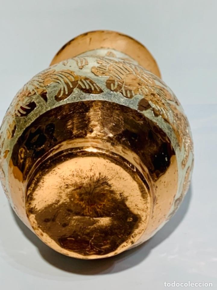 Antigüedades: Antiguo pequeño jarrón Cobre vivo muy ornamentado y trabajado. Calidad. - Foto 4 - 252455855