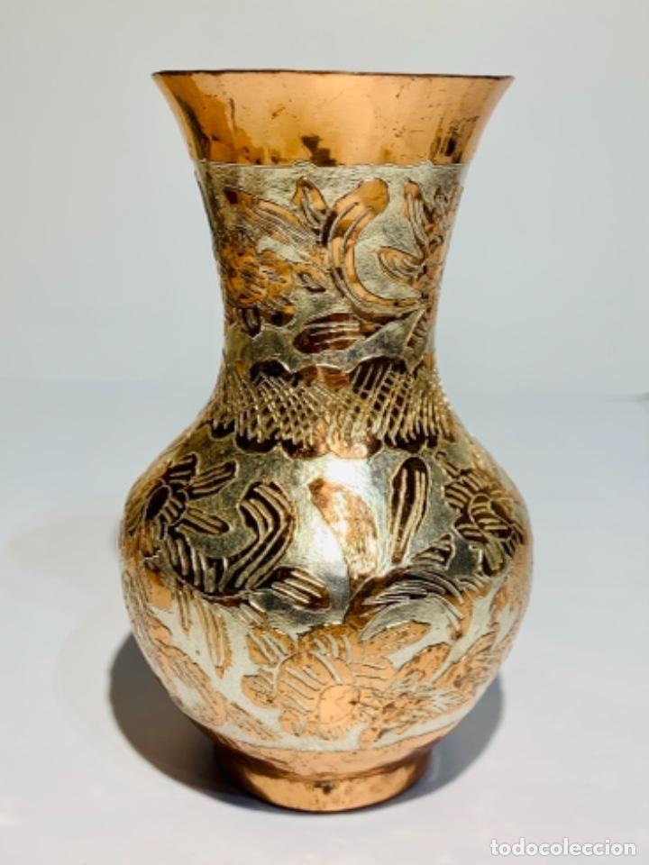 Antigüedades: Antiguo pequeño jarrón Cobre vivo muy ornamentado y trabajado. Calidad. - Foto 6 - 252455855