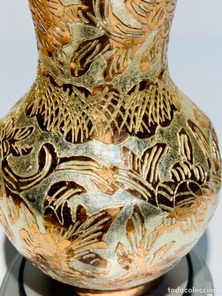 Antigüedades: Antiguo pequeño jarrón Cobre vivo muy ornamentado y trabajado. Calidad. - Foto 9 - 252455855