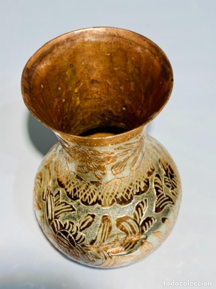Antigüedades: Antiguo pequeño jarrón Cobre vivo muy ornamentado y trabajado. Calidad. - Foto 10 - 252455855