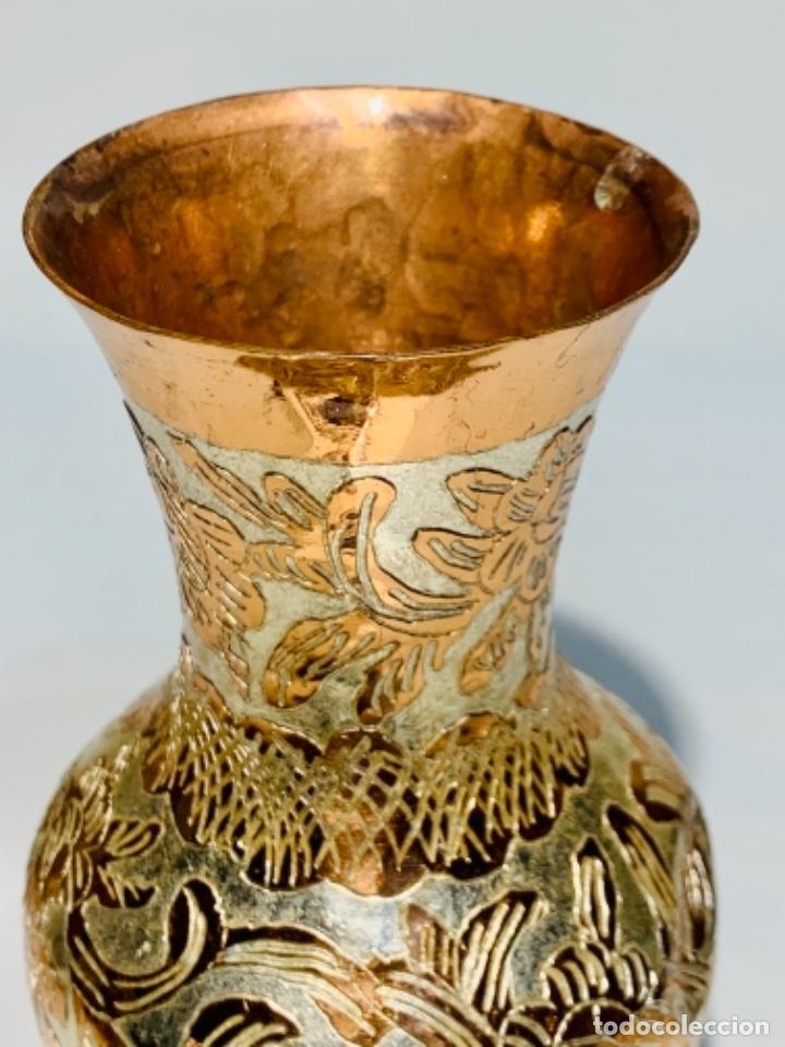 Antigüedades: Antiguo pequeño jarrón Cobre vivo muy ornamentado y trabajado. Calidad. - Foto 11 - 252455855