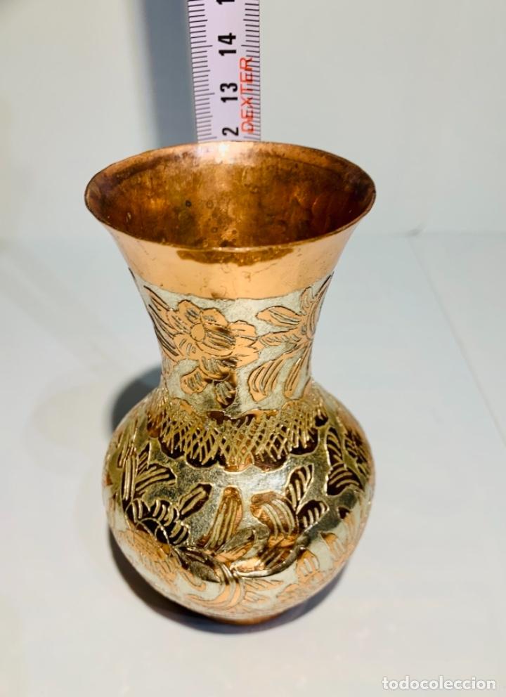 Antigüedades: Antiguo pequeño jarrón Cobre vivo muy ornamentado y trabajado. Calidad. - Foto 12 - 252455855
