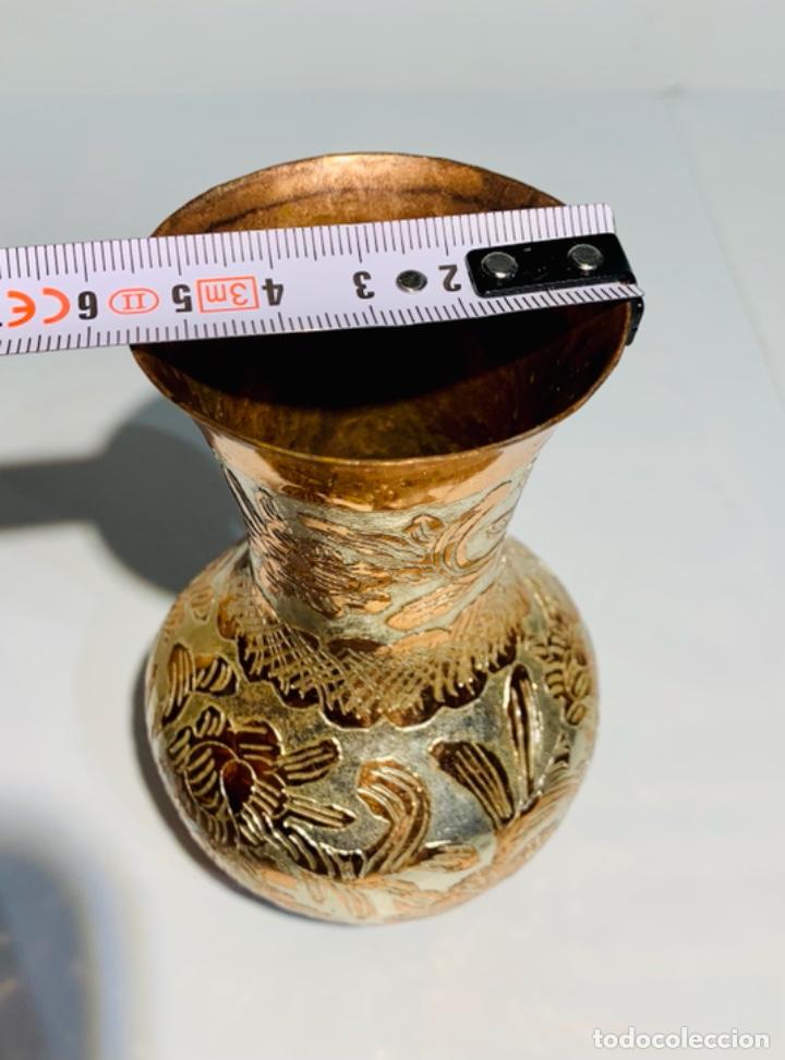 Antigüedades: Antiguo pequeño jarrón Cobre vivo muy ornamentado y trabajado. Calidad. - Foto 13 - 252455855