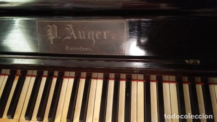 Antig&uuml;edades: Piano P. Auger (Barcelona). Hab&iacute;a sido el piano del Teatro Apolo de Vilanova i la Geltr&uacute;