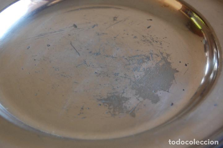 Antig&uuml;edades: Bandeja de chapada en plata. Di&aacute;metro 30,7 cm. - Foto 3