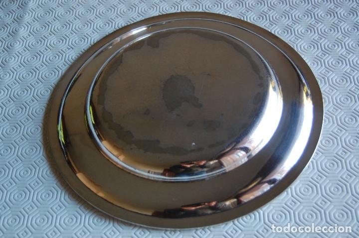 Antig&uuml;edades: Bandeja de chapada en plata. Di&aacute;metro 30,7 cm. - Foto 4