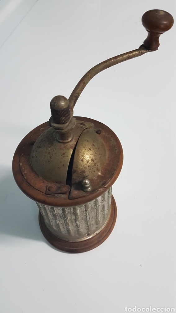 Antiquit&auml;ten: MOLINILLO DE CAFE REDONDO METAL Y MADERA CON REHULACION PARA LA MOLIENDA FUNCIONANDO.