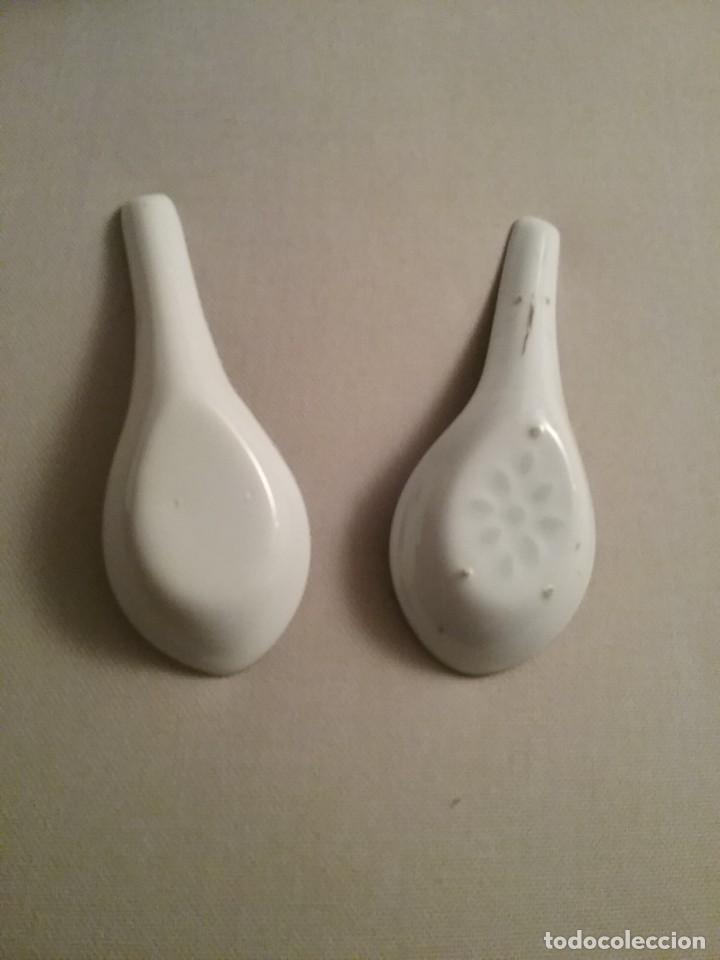 Antig&uuml;edades: Dos cucharas de porcelana (351-1) - Foto 2