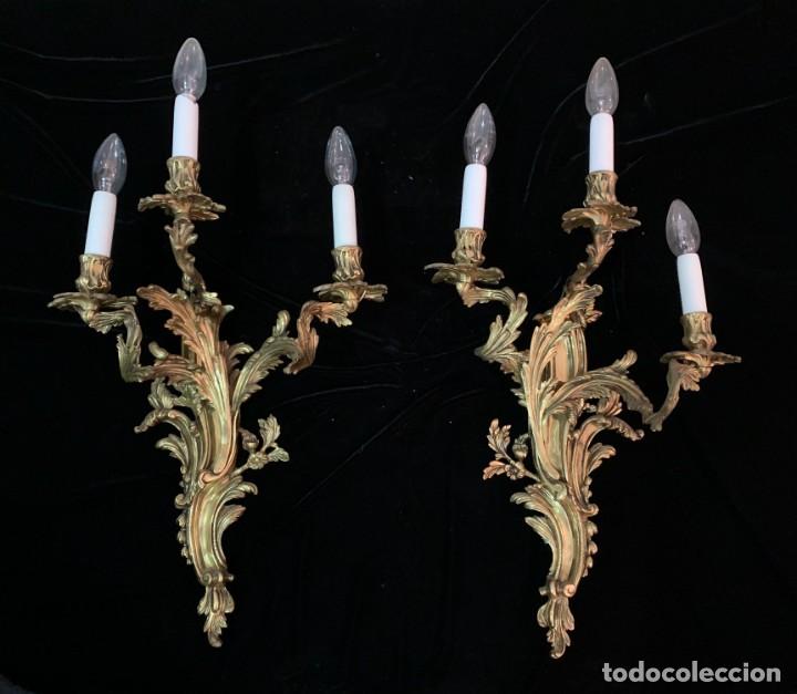 Antig&uuml;edades: Pareja de apliques de pared en bronce. Estilo Luis XV. - Foto 1