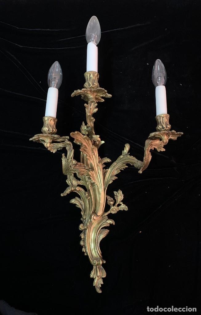 Antig&uuml;edades: Pareja de apliques de pared en bronce. Estilo Luis XV. - Foto 2