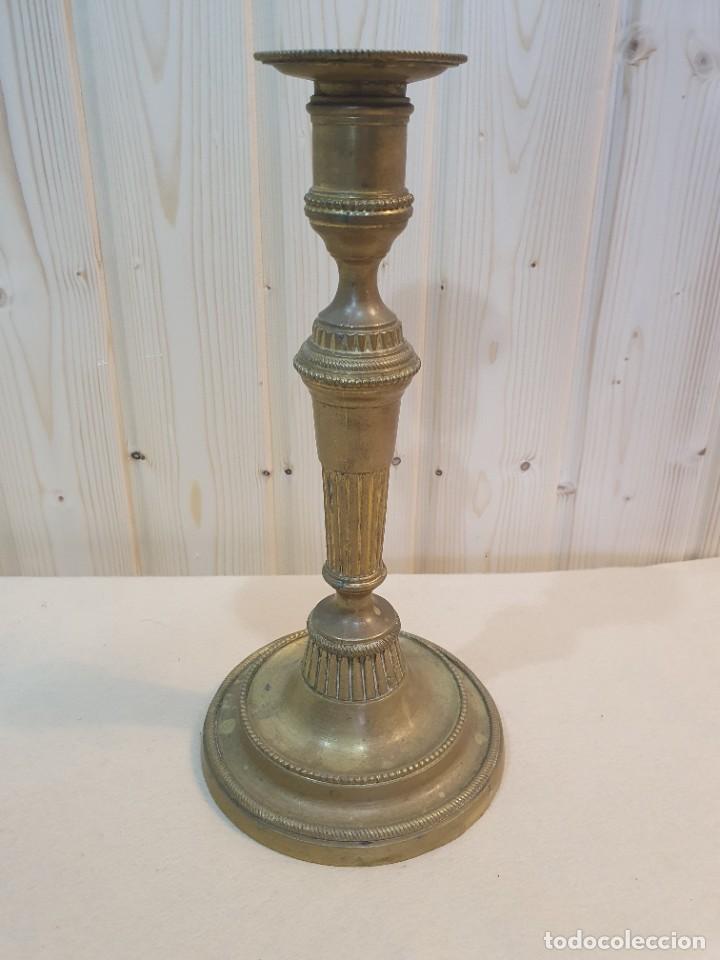 Antig&uuml;edades: ANTIGUO CANDELERO DE BRONCE 27 CM - Foto 1