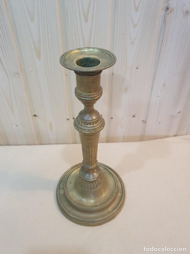 Antig&uuml;edades: ANTIGUO CANDELERO DE BRONCE 27 CM - Foto 2