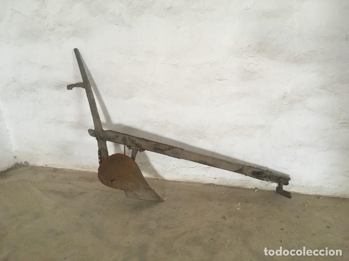 Antig&uuml;edades: ARADO EN MADERA Y PALA DE HIERRO - Foto 1