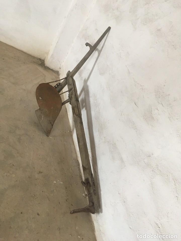 Antig&uuml;edades: ARADO EN MADERA Y PALA DE HIERRO - Foto 2