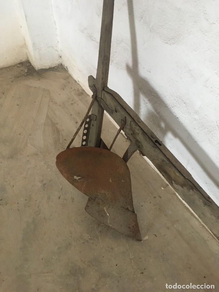 Antig&uuml;edades: ARADO EN MADERA Y PALA DE HIERRO - Foto 5